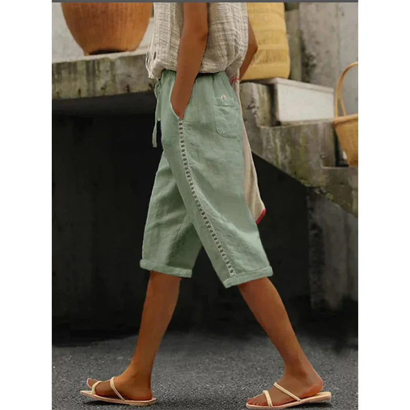 Summer trousers in capri length for women with lace details