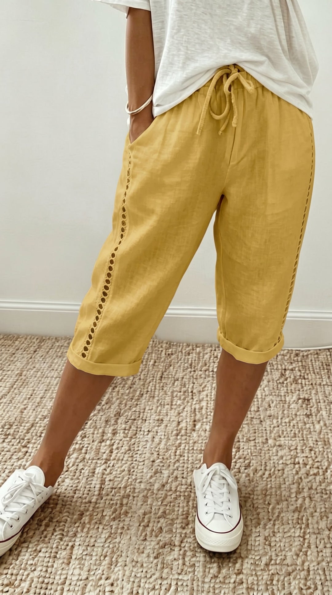 Summer trousers in capri length for women with lace details
