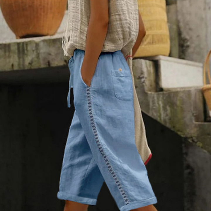 Summer trousers in capri length for women with lace details