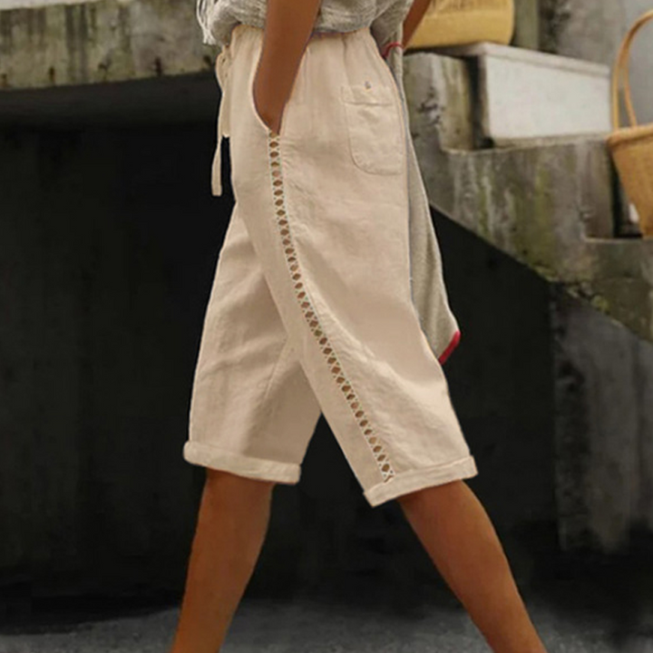 Summer trousers in capri length for women with lace details
